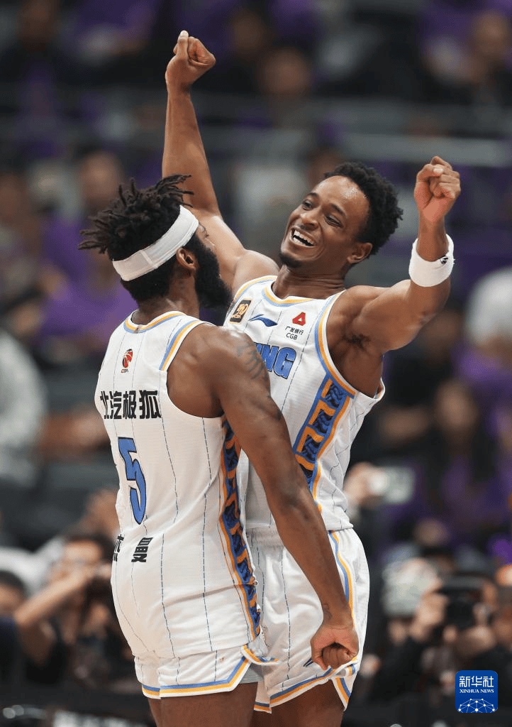 爱游戏官网-包含北京首钢训练开放日；关键时刻再遭质疑引欢呼；欧联在即；更衣室氛围转暖的词条