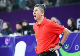 爱游戏-男篮对阵尤文图特赛前王岚嵚采访